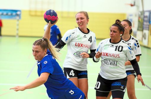Luisa Harr (am Ball) steuerte drei Treffer zum Sieg des VfL Nagold in Calw bei. Foto: Hofmann