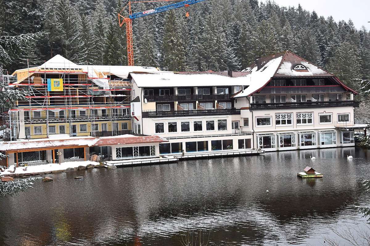 Das Hotel Langenwaldsee erhält mit dem  neu aufgestockten Gebäudeteil (links) einen gederehten Giebel, der  die Optik des Komplexes jetzt insgesamt abrundet. Foto: Schwarz