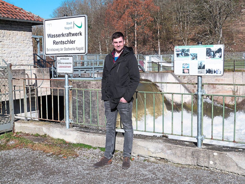 Klimaschutzmanager Christopher Knall vor dem von der Stadt erworbenen und sanierten Wasserkraftwerk Rentschler Foto: Gezener Foto: Schwarzwälder Bote