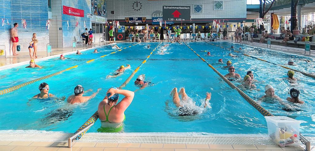 Wenige Sekunden nach dem Start zum 24-Stunden-Schwimmen im Aquasol herrschte schon richtig Betrieb im Schwimmbecken. Foto: Frei