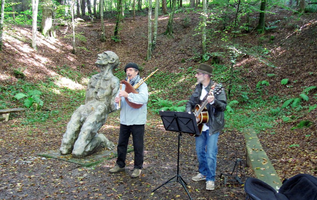 Das Duo Troubadö spielt  an der Gedenkstätte.