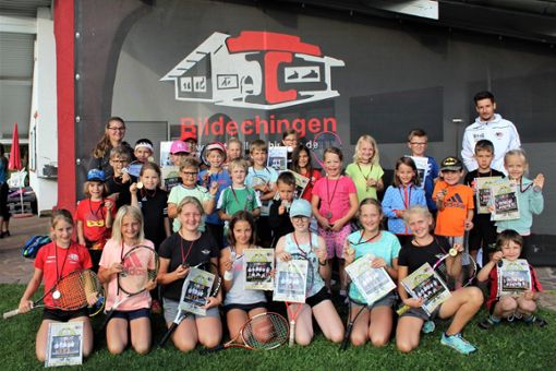 30 Kinder freuen sich über die erfolgreiche Abnahme der Sportabzeichen.Foto: TC Bildechingen Foto: Schwarzwälder Bote