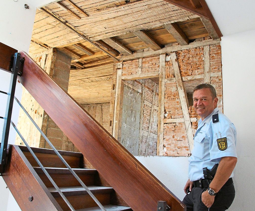 Polizeikommissar Achim Backenstos zeigt die freiliegenden Wände im Innern der Dobler Straße 10.