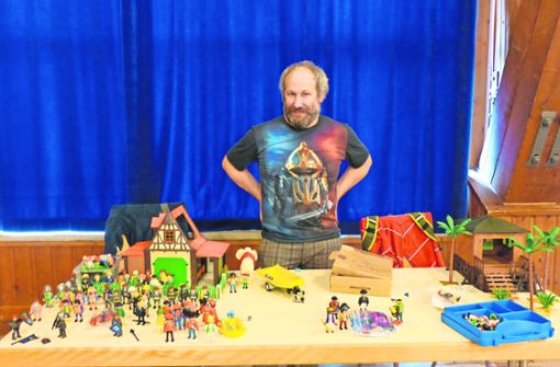 Dominik Kuhner sammelt seit seinem 30. Geburtstag – und gab jetzt ein paar Playmobil-Teile ab. Foto: Helena Franze