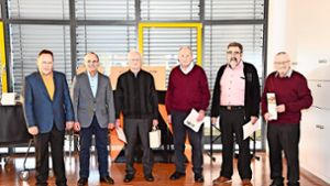 Der stellvertretende Vorsitzende Egon Gulde und der Vorsitzende Volker Amann freuen sich mit den Geehrten, Otto Gulde, Julius Amann, Elmar Amann und Hubert Gulde. Foto: Ute Koch