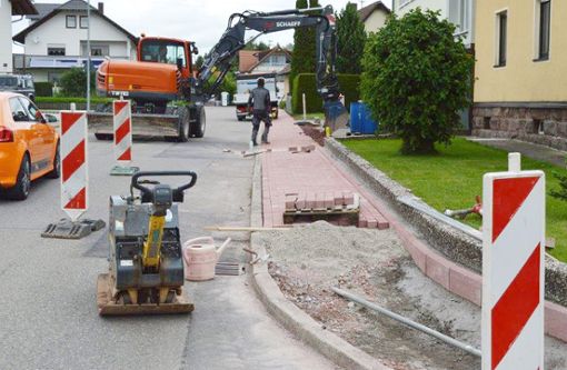 Mit den Pflasterarbeiten in der Schramberger Straße in Mariazell werden die Tiefbauarbeiten für das Projekt Gas und Glas abgeschlossen. Foto: Herzog