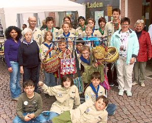 Die Fairtrade-Scouts des Pfadfinderstammes St. Georg ­Haslach unterstützten das Eine-Welt-Laden-Team in der Villinger Kronengasse.  Foto: Trenkle Foto: Schwarzwälder-Bote