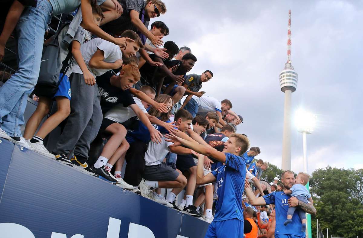 Rieseneuphorie unterm Fernsehturm – doch die Kickers geben sich auch demütig. Foto: Baumann/Julia Rahn