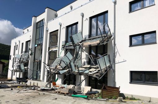Das Ergebnis der Amokfahrt: Auf 2,6 Millionen Euro schätzt der Bauträger den Schaden an dem Neubau in Blumberg. Foto: picture alliance/dpa/SWR/Hardy Faißt