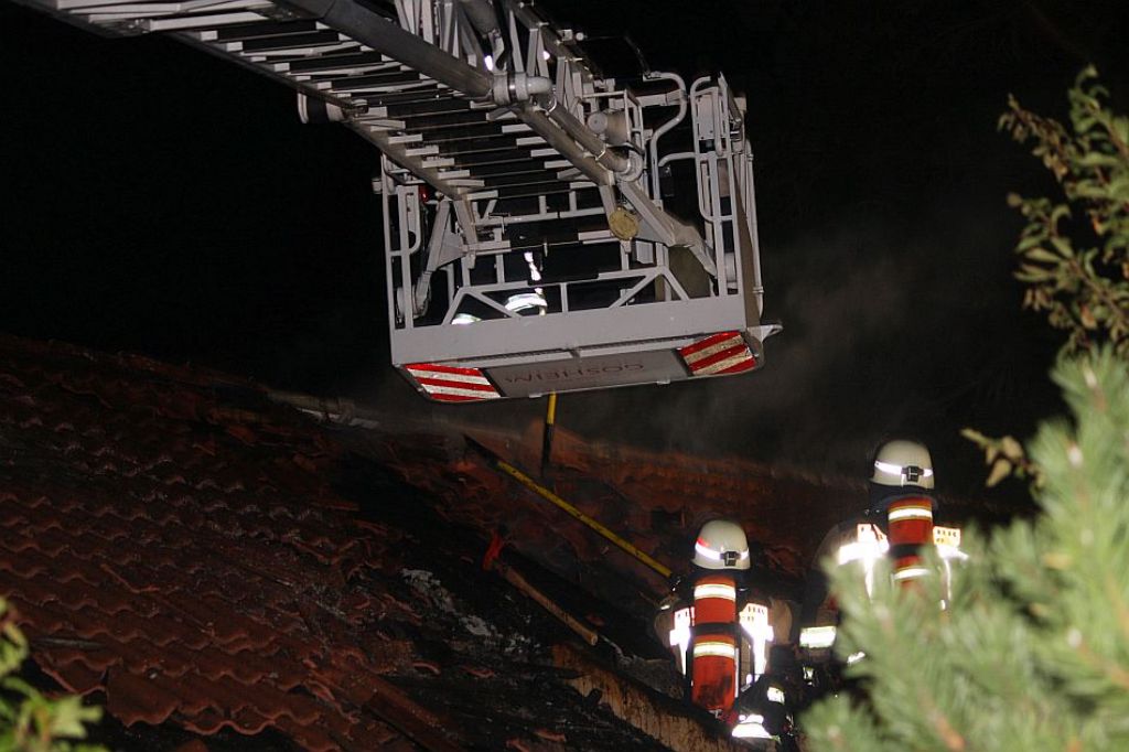 Nach einem Brand in einem Einfamilienhaus in Aldingen (KreisTuttlingen) hat der Dachstuhl erneut gebrannt.