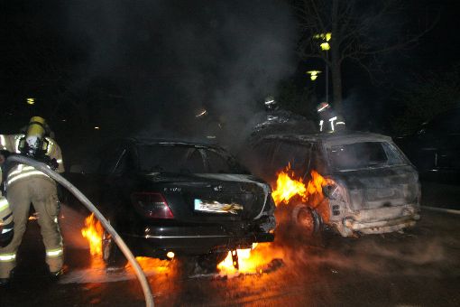 Zwei Autos sind am Donnerstagmorgen in Schwenningen in Flammen aufgegangen. Ob ein Zusammenhang mit der Serie von Brandanschlägen besteht, muss die Polizei nun prüfen. Foto: kamera24