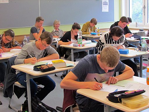 Konzentriert arbeiten die Triberger Realschüler während der ersten Prüfung im Fach Deutsch. Foto: Realschule Foto: Schwarzwälder-Bote