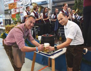 Die Stimmung beim Straßberger Oktoberfest war super. Auch dank dem souveränen Fassanstich von Bürgermeister Markus Zeiser.  Foto: Born