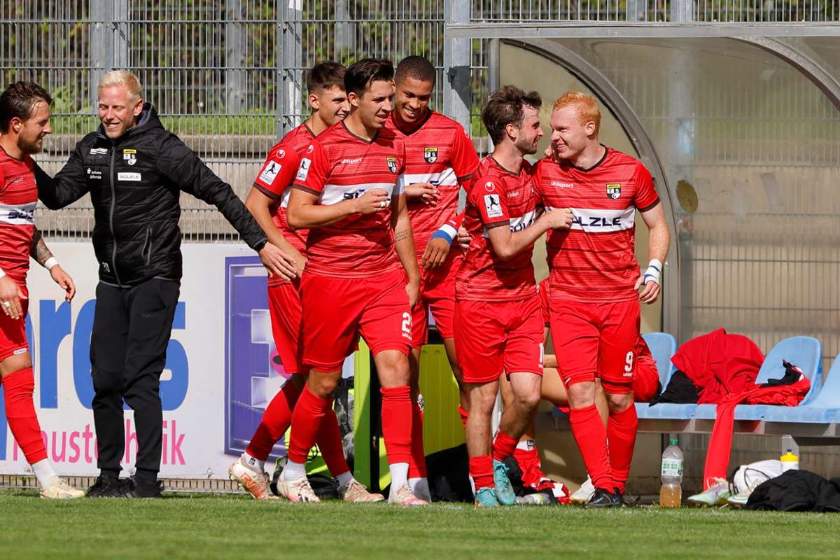 Nyamekye Awortwie-Grant (Mitte) hat beim FC Astoria Walldorf sein erstes Regionalligaspiel von Beginn an gemacht.  Foto: Eibner