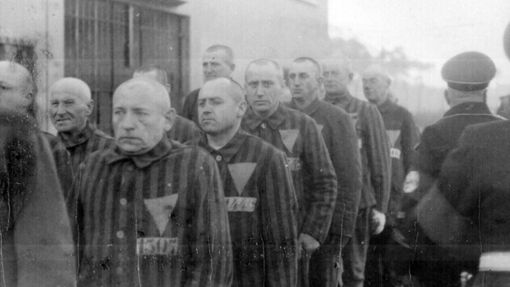 Gefangene im Konzentrationslager Sachsenhausen etwa 1938 (Aufnahmedatum vom Archiv geschätzt). Die Winkel zur Kennzeichnung der Häftlinge waren an der Kleidung angebracht. Foto: imago/United Archives International