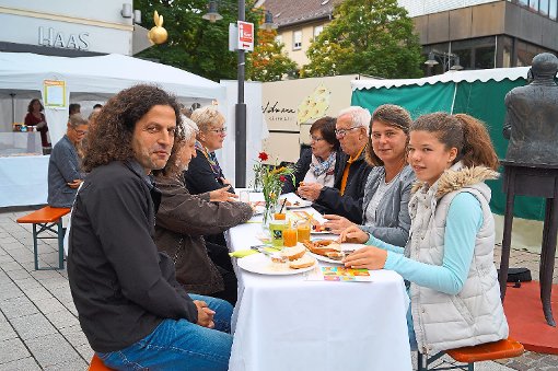 Das schmeckt: Auf dem Balinger Marktplatz genießen Besucher das faire Frühstück. Foto: Tonnemacher Foto: Schwarzwälder-Bote