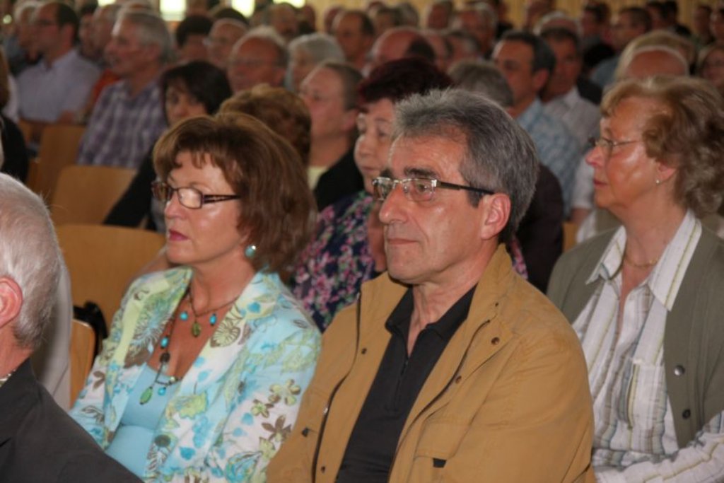 Das Interesse war enorm: Rund 400 Zuhörer verfolgten gestern in der Osterberghalle die Debatte des Gemeinderats über die geplante Schweinezuchtanlage.