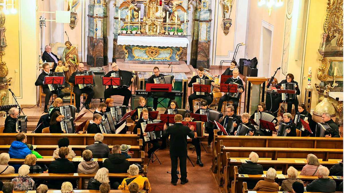 Konzert in Münchweier: Harmonika-Spielring nimmt Zuschauer mit auf Musikreise