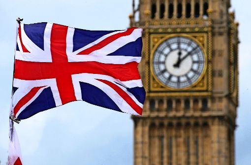 Der Blick vieler Unternehmen aus Baden-Württemberg richtet sich nach London – hier im Foto die britische Flagge vor dem berühmten Glockenturm Big Ben. Diese Woche will das britische Parlament mit den Beratungen über den formellen Brexit-Antrag des Landes bei der EU beginnen. Foto: dpa