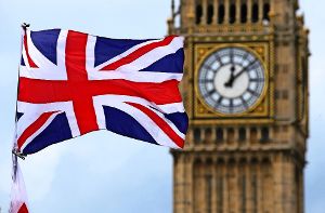 Der Blick vieler Unternehmen aus Baden-Württemberg richtet sich nach London – hier im Foto die britische Flagge vor dem berühmten Glockenturm Big Ben. Diese Woche will das britische Parlament mit den Beratungen über den formellen Brexit-Antrag des Landes bei der EU beginnen. Foto: dpa