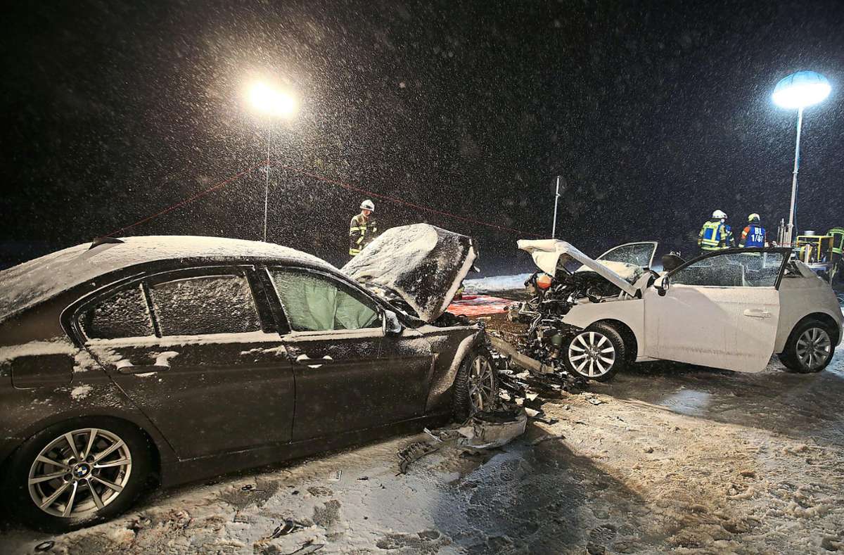 Frontal zusammengestoßen sind am Samstagabend ein BMW und ein Audi nahe Schömberg. Acht Menschen wurden verletzt, drei davon schwer. Foto: Maier