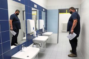 Gemeinderatsmitglied Jürgen Dieterle betrachtet erstaunt die Waschbecken der neuen Schülertoilette, die in drei verschiedenen Höhen angebracht sind.Fotos: Kommert Foto: Schwarzwälder Bote