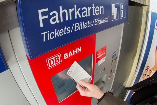 Ein Ticket für Bus und Bahn durchs ganze Land. Das ist das Ziel der Landesregierung.  Foto: Weigel/dpa