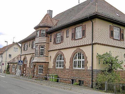 Das alte Schulhaus in der Nagolder Straße beherbergt den Kindergarten und eine Arztpraxis, für die noch immer kein Nachfolger gefunden wurde. Foto: Schabert