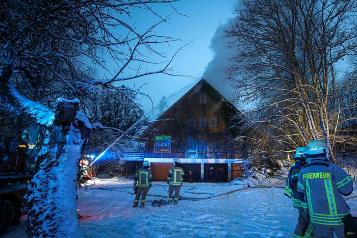 Großeinsatz in Pfaffenweiler: Feuerwehr verhindert Vollbrand der Waldkulturscheune