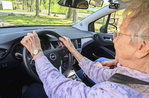 Viele Senioren halten aus mangelnden Alternativen an ihrem Führerschein fest – so der Tenor im Seniorenbeirat. Foto: Julian Stratenschulte/dpa/Julian Stratenschulte