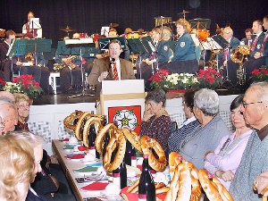 Gemeinsam haben die beiden Kirchengemeinden und die Stadt Rosenfeld zum Seniorennachmittag mit der Stadtkapelle in die Festhalle eingeladen. Foto: May Foto: Schwarzwälder-Bote