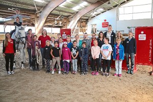 Eine Einführung in Pferdepflege und ins Reiten bekamen die Kinder beim Ferienprogramm des Reitvereins Nordstetten. Foto: Tischbein Foto: Schwarzwälder-Bote