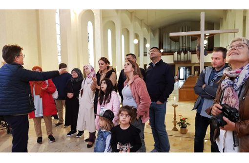 Durch die Kirche St. Elisabeth hat Pfarrer Hans-Joachim Fogl seine Gäste, darunter vor allem Muslime, geführt. Foto: Eyrich