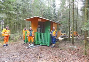 Mitarbeiter des  Betriebshofes arbeiten in  Abstimmung mit  Michelle Jung an der Fertigstellung der Waldfläche.Foto: Stadt Altensteig Foto: Schwarzwälder Bote