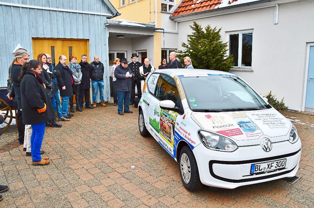 Pfarrer Konrad Bueb weiht das neu Auto der Sozialstation Burladingen.  Foto: Eule Foto: Schwarzwälder-Bote