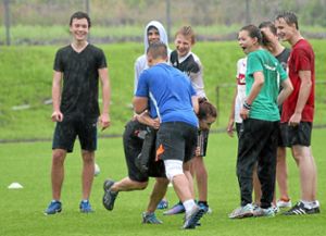 Beim Rugby gehen auch die Mädchen zur Sache. Foto: Kienzler Foto: Schwarzwälder-Bote