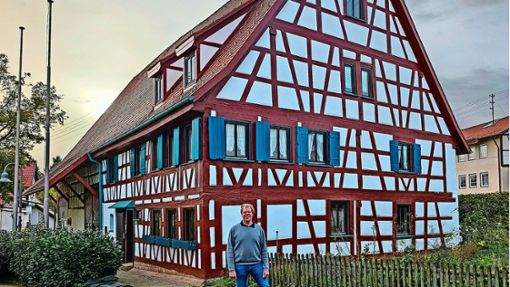 Sichtlich stolz ist Burgfeldens Ortsvorsteher Johannes Burkhardt auf das   sanierte Bürgerhaus. Foto: Schweizer