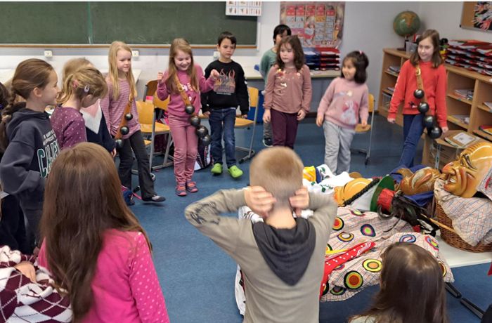 Fasnet in Epfendorf: Narren bringen Grundschülern Brauchtum näher