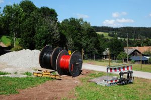 Kabel für Stromversorgung und Glasfaser im Boden ersetzen die Luftleitungen im Hintergrund. Foto: Schwarzwälder Bote