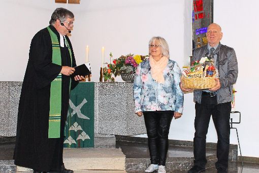 Pfarrer Christoph Dinkelacker und Kirchenpflegerin Ursula Hipp überreichen an Gabriele Wiedmann (rechts) sowie Olga und Nikolaus Konrad (links) Geschenkkörbe.  Foto: Bender Foto: Schwarzwälder-Bote