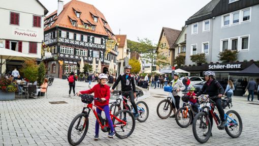 Radfahrer auf dem  Nagolder Vorstadtplatz. Die Stadt will die Infrastruktur für Rad-  und   E-Bike-Fahrer ausbauen. Foto: Thomas Fritsch