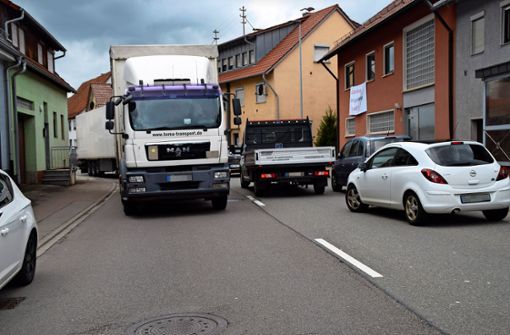 Anlieger der B 27 in Schömberg haben kürzlich mit Protestaktionen auf die Verkehrsbelastung aufmerksam gemacht. Foto: Visel
