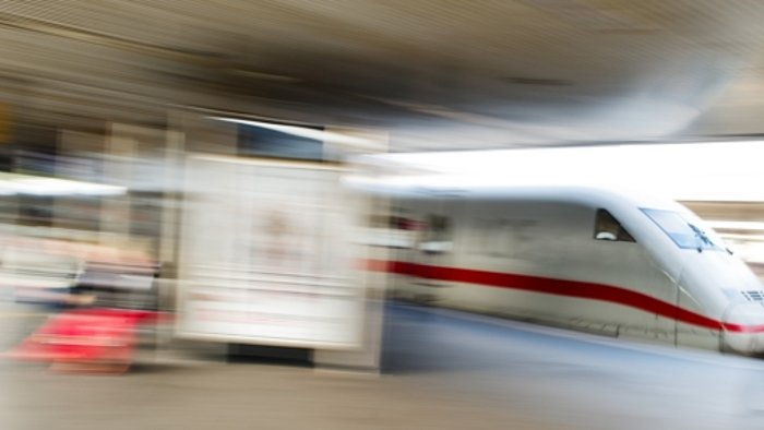 5. November: Frau stürzt aus fahrendem Zug