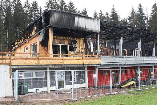 Ein Großteil des Sportheims Egenhausen wurde bei dem Großbrand zerstört. Das ganze Wochenende über standen Menschen fassungslos vor der Bauruine. Foto: Köncke