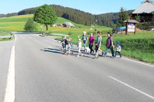 Eine gefährliche Straßenüberquerung müssen die Uracher Kindergarten- und Schulkinder täglich beim Buswartehäuschen Mattenhof meistern.   Foto: Ketterer