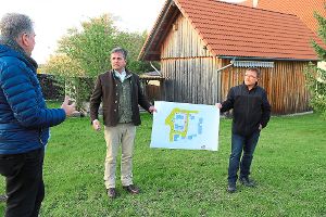 Dieter Kopp (Mitte) zeigt den Plan seines Bauprojekts. Mit auf dem Bild: Gregor Plocher und Manfred Ahrens (von links).  Foto: Steinmetz
