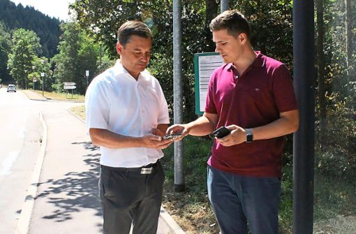 Klaus Mack (links) testet die App Öffis mit Patrick Speiser direkt an der Haltestelle vor dem Wahlkreisbüro in Bad Wildbad. Foto: Büro Mack