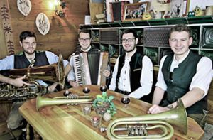 Rüscherl Muse aus der Oberpfalz spielt zünftig auf: Die vier Jungs begeistern mit Blasmusik und handgemachter alpenländischer Tanzlmusik.  Foto: Veranstalter