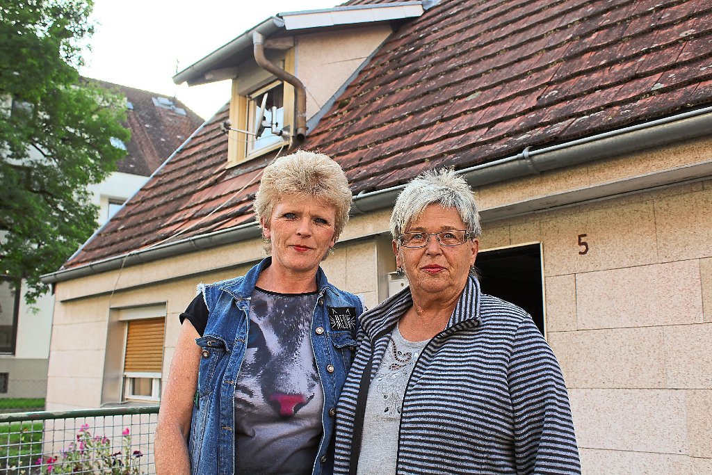 Petra Elter (links), steht mit ihrer Bekannten Friedlinde Sicka vorm Haus ihrer Tante in Neufra. Dass das nach dem Juli-Hochwasser noch immer nicht renoviert ist, ist für Elter ein unerträglicher Zustand.
