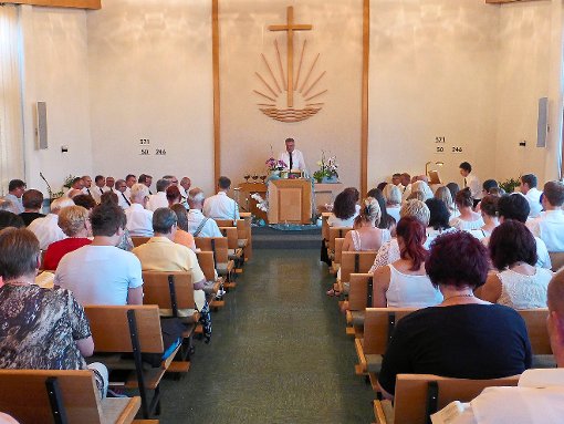 Apostel Martin Schnaufer bei seiner Predigt und Betrachtung vor der großen Gemeinde. Foto: Rössler Foto: Schwarzwälder-Bote